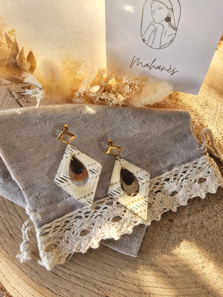 Boucles d'oreilles pendantes Trikōṇa · papier indien beige et or sequin marron · fait main France