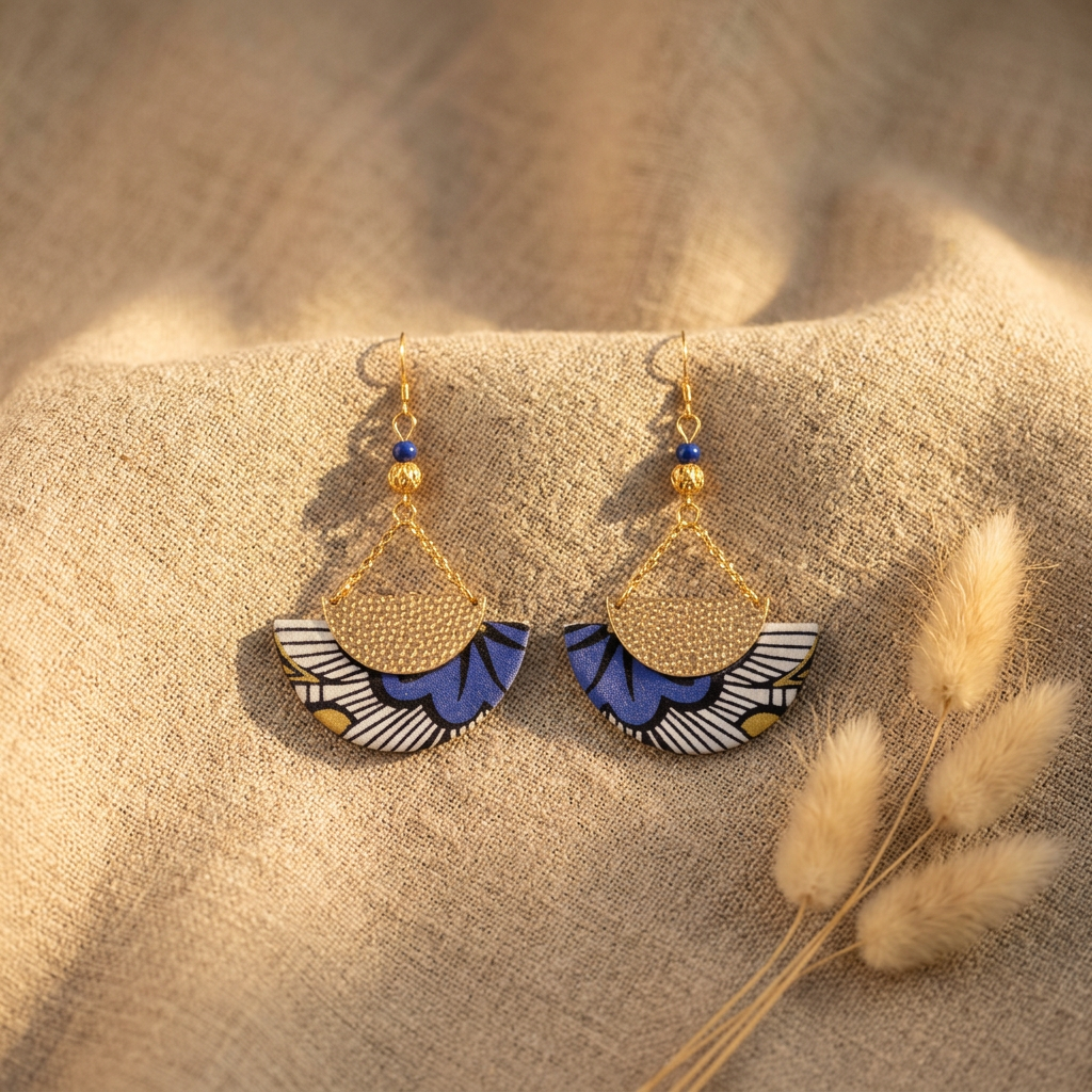 boucles d'oreilles demi-lune fait main gingko bleu azur papier indien laiton martelé Ādhā gōla