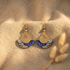 boucles d'oreilles demi-lune fait main gingko bleu azur papier indien laiton martelé Ādhā gōla